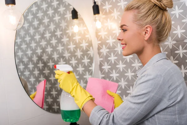 Chica Atractiva Sonriendo Limpiando Espejo Baño — Foto de Stock