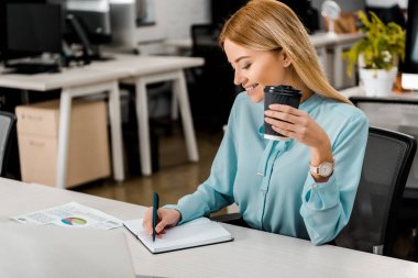 Notlar Not Office'teki işyerinde yapma gitmek işkadını kahve ile gülümseyen