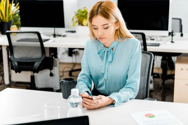 Portrait Young Businesswoman Using Smartphone Workplace Coffee — Free Stock Photo