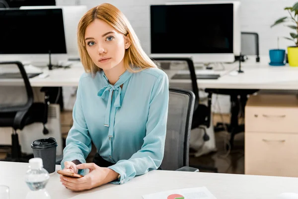 Portrait Young Businesswoman Smartphone Workplace Coffee — Stock Photo, Image