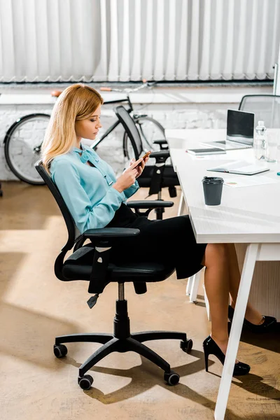 Side View Young Businesswoman Using Smartphone Workplace Coffee — Free Stock Photo