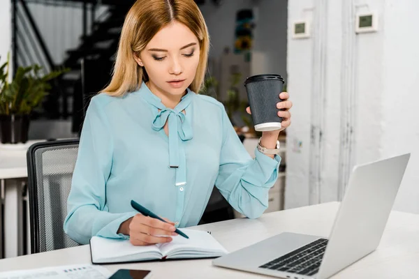 Porträt Einer Geschäftsfrau Mit Coffee Arbeitsplatz Mit Laptop Und Notizbuch — Stockfoto