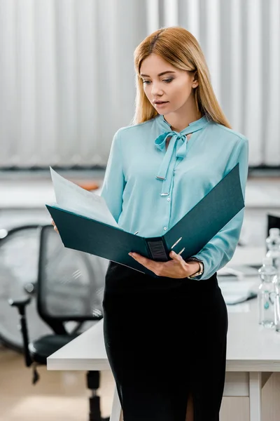 Portrait Young Focused Businesswoman Folder Office — Free Stock Photo
