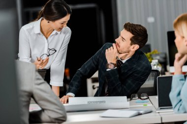 konuşmayı Office belgeleriyle işyerinde iş adamları kısmi görünümünü