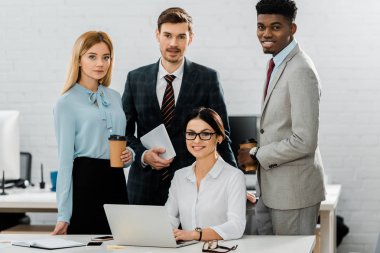 ofiste işyerinde formal giyim çok ırklı iş meslektaşları portresi