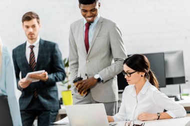 ofiste dizüstü bilgisayar ile işyerinde çok kültürlü iş adamları