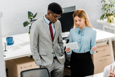 Afrika kökenli Amerikalı işadamı ve beyaz işkadını tablet kullanma office