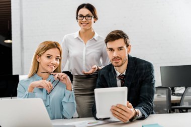 tablet ve mecaz ofis dizüstü bilgisayar ile işyerinde ile işadamı portresi