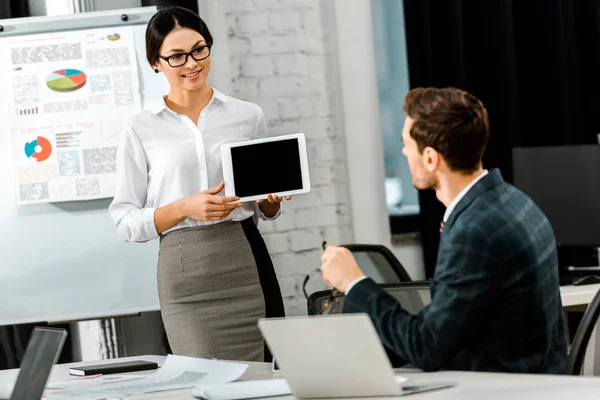 Hombre Negocios Mujer Negocios Trabajando Nuevo Proyecto Empresarial Juntos Lugar — Foto de Stock