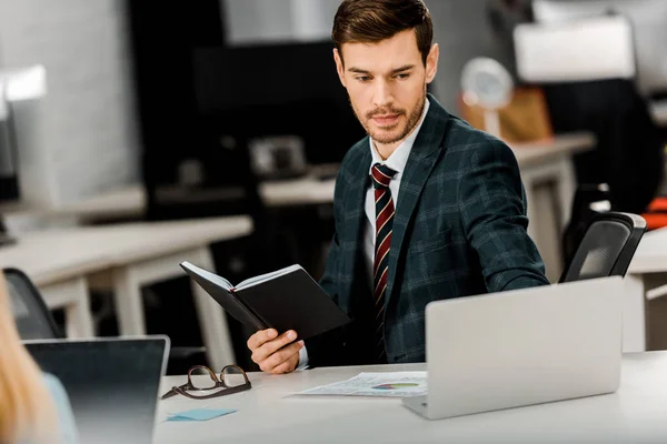 Homem Negócios Focado Com Notebook Trabalhando Laptop Escritório — Fotografia de Stock