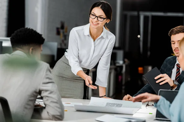 Jonge Multi Etnische Ondernemers Met Discussie Tijdens Bijeenkomst Kantoor — Stockfoto