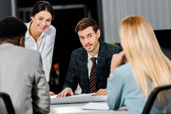 Jóvenes Empresarios Multiétnicos Discutiendo Durante Reunión Cargo — Foto de Stock