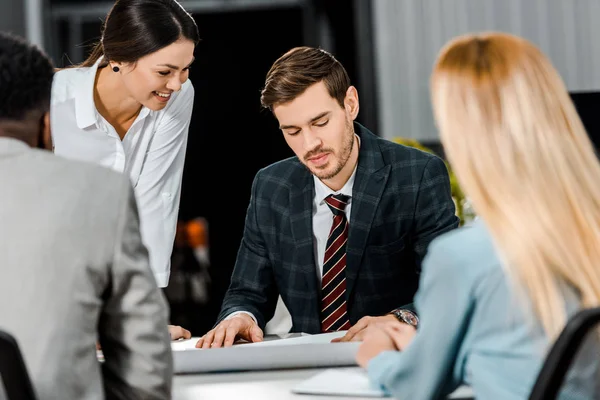 Multi Etnische Ondernemers Met Discussie Tijdens Bijeenkomst Kantoor — Stockfoto