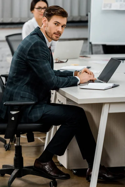 Joven Hombre Negocios Sentado Lugar Trabajo Con Mujer Negocios Cargo — Foto de stock gratis