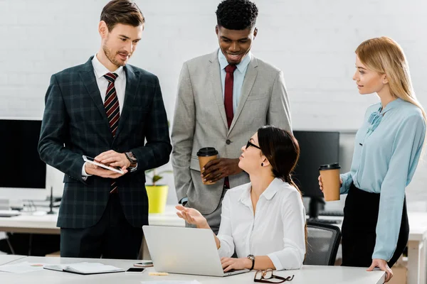 Colegas Negocios Multiétnicos Desgaste Formal Lugar Trabajo Oficina — Foto de stock gratis