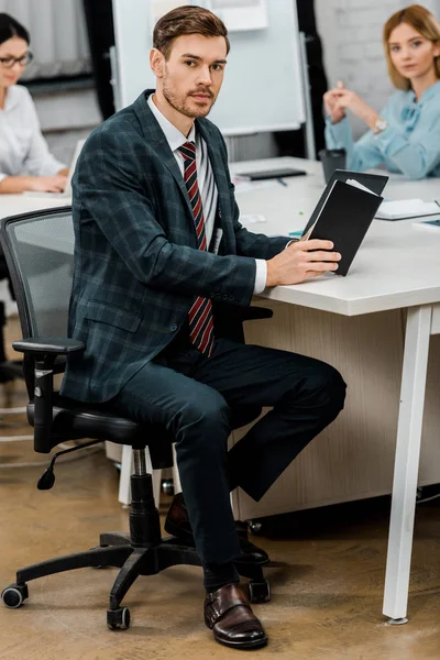 Young Businessman Notebook Sitting Workplace Office — Free Stock Photo