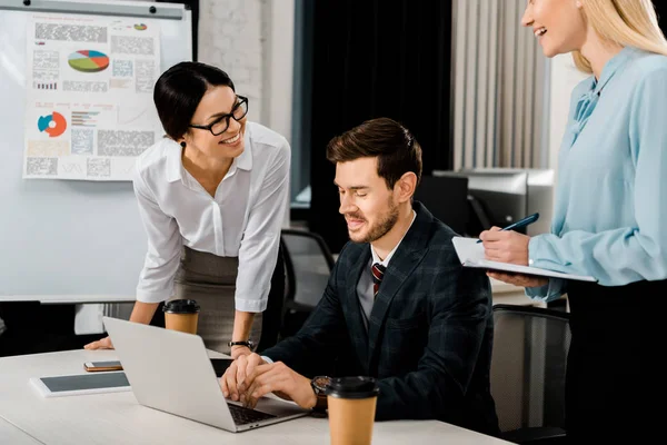 Sonrientes Colegas Negocios Que Reúnen Oficina — Foto de stock gratis