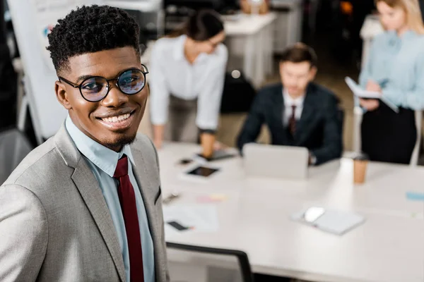 Selektiver Fokus Lächelnder Afrikanisch Amerikanischer Geschäftsmann Und Kollegen Arbeitsplatz Büro — Stockfoto