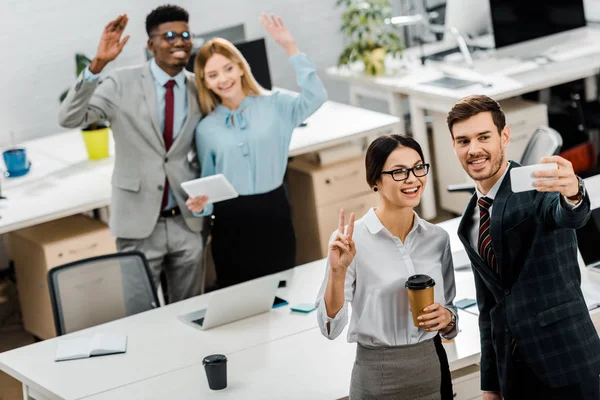 High Angle View Multiracial Businesspeople Taking Selfie Smartphone Office — Free Stock Photo