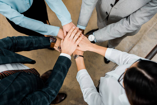 Foto Recortada Colegas Negocios Multiculturales Ropa Formal Tomados Mano Oficina — Foto de Stock