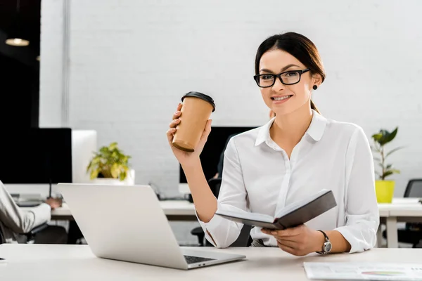Junge Geschäftsfrau Brille Mit Coffee Und Notizbuch Arbeitsplatz Mit Laptop — Stockfoto