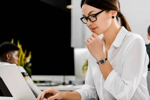 Ung Affärskvinna Glasögon Arbetar Bärbar Dator Arbetsplatsen Office — Stockfoto