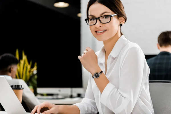 Mujer Negocios Sonriente Gafas Lugar Trabajo Con Computadora Portátil Oficina —  Fotos de Stock