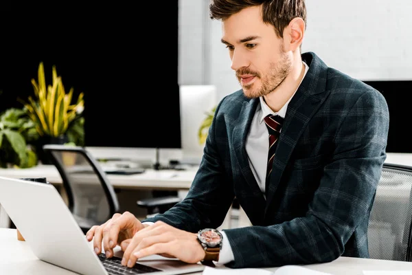 Joven Hombre Negocios Traje Trabajo Ordenador Portátil Lugar Trabajo Oficina — Foto de stock gratuita