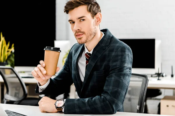 Nuori Liikemies Kahvia Mennä Työpaikalla Offce — kuvapankkivalokuva