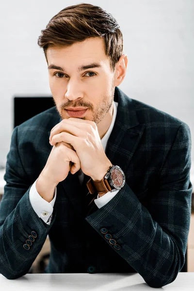 Portrait Thoughtful Businessman Suit Looking Camera Office — Free Stock Photo