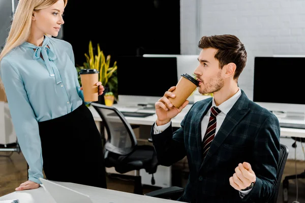 Portrait Collègues Affaires Avec Café Pour Aller Bureau — Photo gratuite