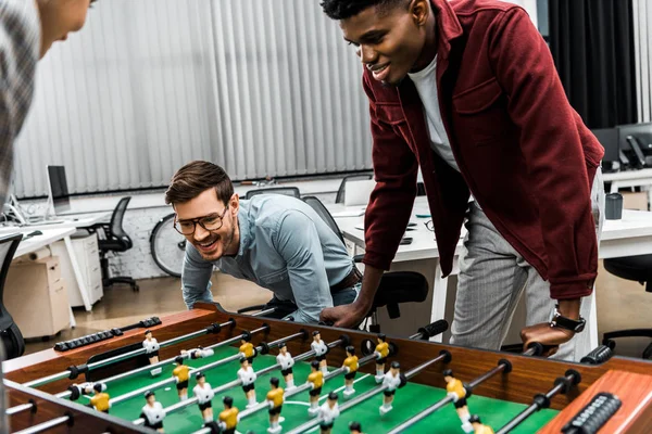 Sorridentes Empresários Multiculturais Jogando Futebol Mesa Escritório — Fotografia de Stock Grátis