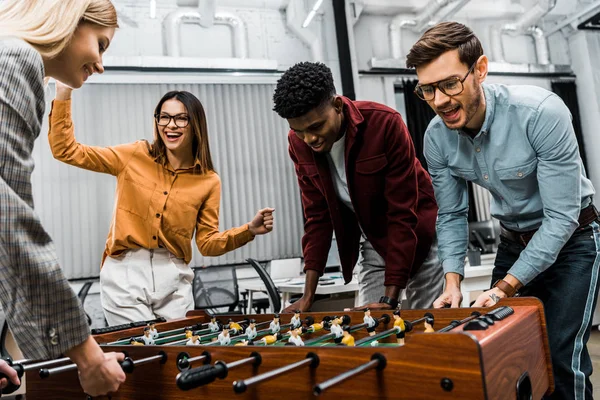Multikulturelle Unternehmenskollegen Spielen Büro Gemeinsam Tischfußball — Stockfoto
