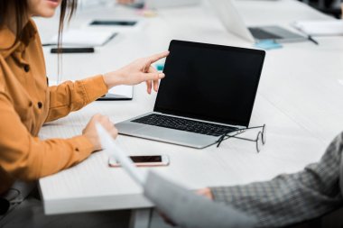 projede birlikte Office işyerinde çalışan iş kadınları görüntüsünü kırpılmış
