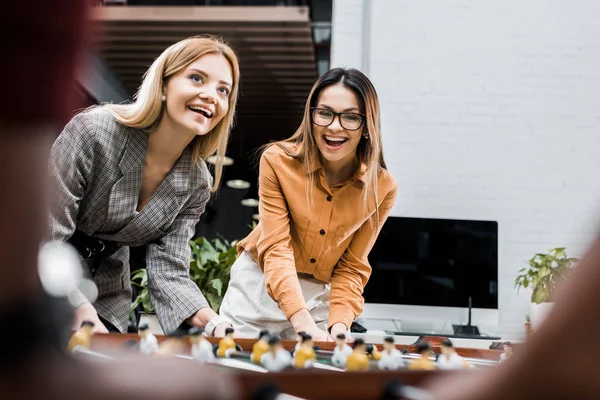 快乐的女商人一起玩桌球在办公室 — 免费的图库照片