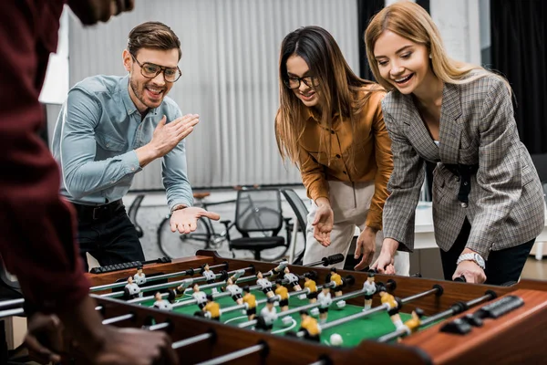 Χαμογελώντας Πολυπολιτισμική Συνάδελφοί Σας Παίζοντας Επιτραπέζιο Ποδόσφαιρο Μαζί Στο Γραφείο — Φωτογραφία Αρχείου