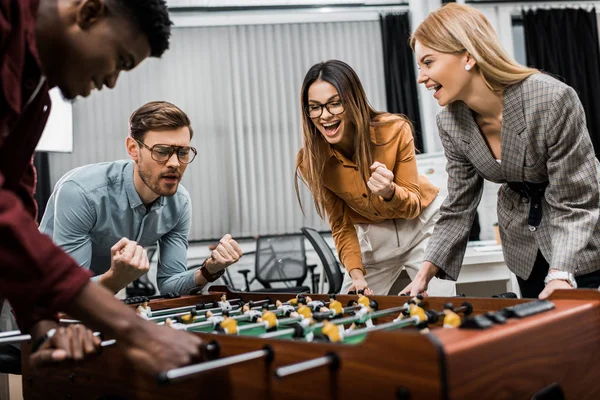 Sonrientes Colegas Negocios Multiculturales Jugando Futbolín Juntos Oficina — Foto de Stock