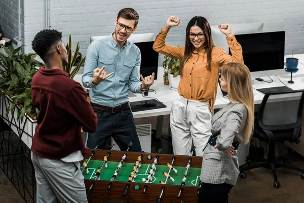 Ευτυχισμένος Πολυπολιτισμική Συνάδελφοί Σας Παίζοντας Επιτραπέζιο Ποδόσφαιρο Μαζί Στο Γραφείο — Φωτογραφία Αρχείου
