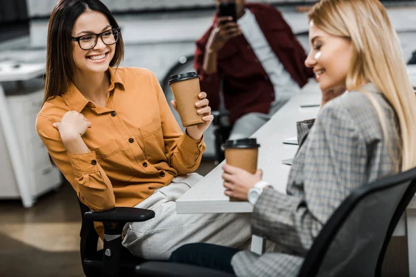 Giovani Imprenditrici Sorridenti Con Caffè Recarsi Sul Posto Lavoro Ufficio — Foto Stock