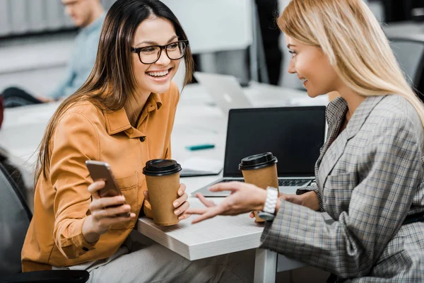 Mujeres Negocios Alegres Utilizando Teléfono Inteligente Juntos Lugar Trabajo Oficina — Foto de Stock