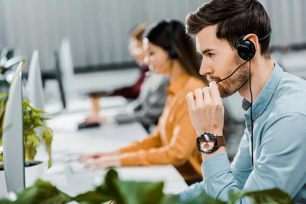 Foco Seletivo Operador Call Center Fone Ouvido Trabalhando Escritório — Fotografia de Stock