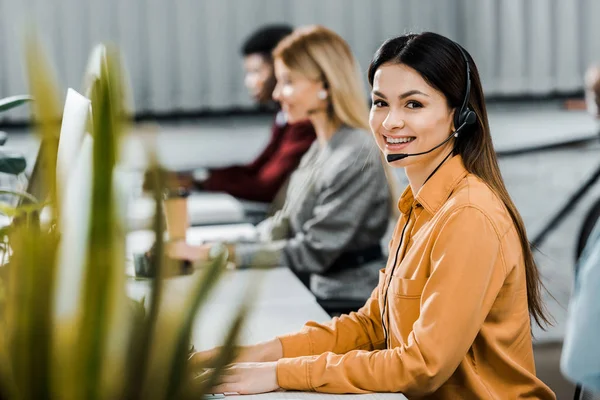 Multikulturális Call Center Operátorok Headsetek Workpalce Hivatalban — Stock Fotó