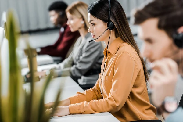 Foco Seletivo Operadores Call Center Multiétnicos Que Trabalham Escritório — Fotografia de Stock