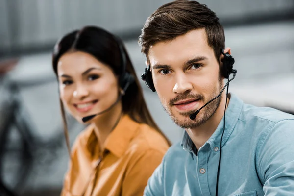Lächelnde Callcenter Mitarbeiter Mit Headsets Blicken Die Kamera Büro — Stockfoto