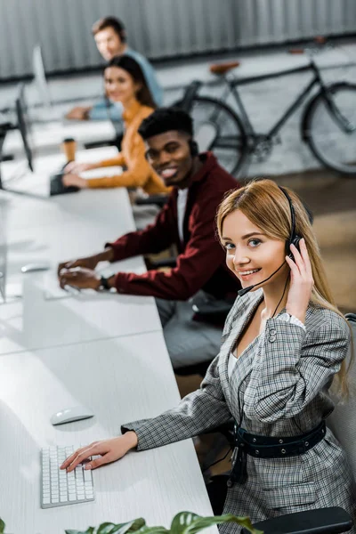 Enfoque Selectivo Los Operadores Centros Llamadas Multiétnicos Sonrientes Que Trabajan — Foto de Stock