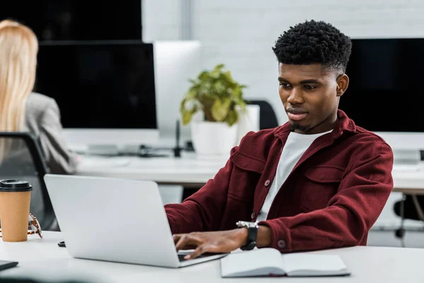 Giovane Uomo Affari Afroamericano Sul Posto Lavoro Con Laptop Ufficio — Foto stock gratuita