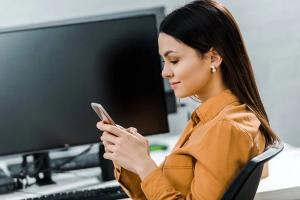 Side View Young Businesswoman Using Smartphone Office — Stock Photo, Image