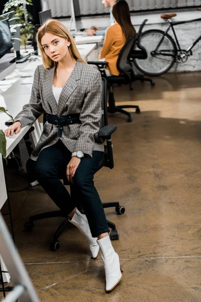 Joven Mujer Negocios Mirando Cámara Oficina — Foto de stock gratuita