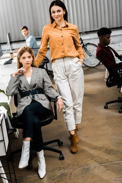 Smiling Multiracial Young Businesspeople Office — Free Stock Photo