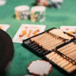 Roulette und Zigarren und Pokerkarten auf dem Tisch im Casino